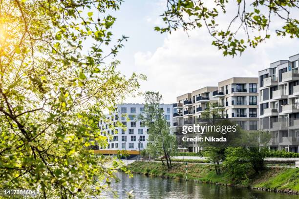 distrito residencial en spree river en berlín, alemania - rebuilding fotografías e imágenes de stock