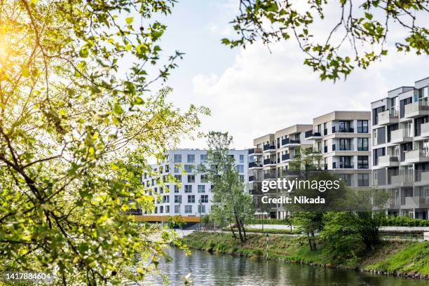 residential district at spree river in in berlin, germany - herbouwen stockfoto's en -beelden