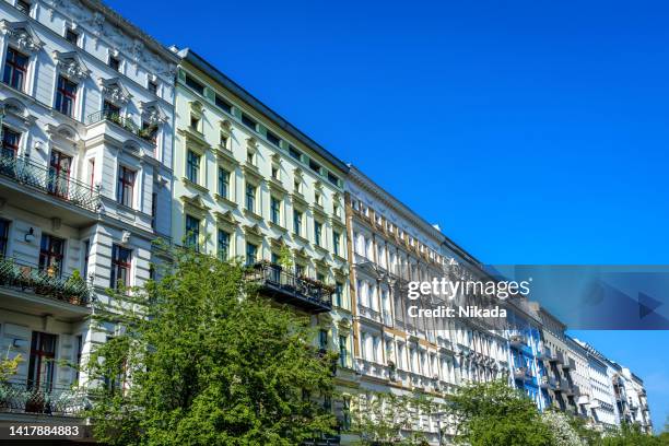 apartment buildings in berlin-prenzlauer berg berlin, germany - balkon berlin stock-fotos und bilder