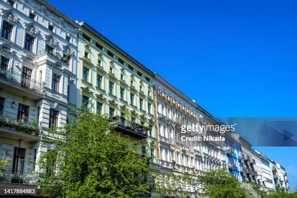 apartment buildings in berlin-prenzlauer berg berlin, germany - prenzlauer berg stockfoto's en -beelden