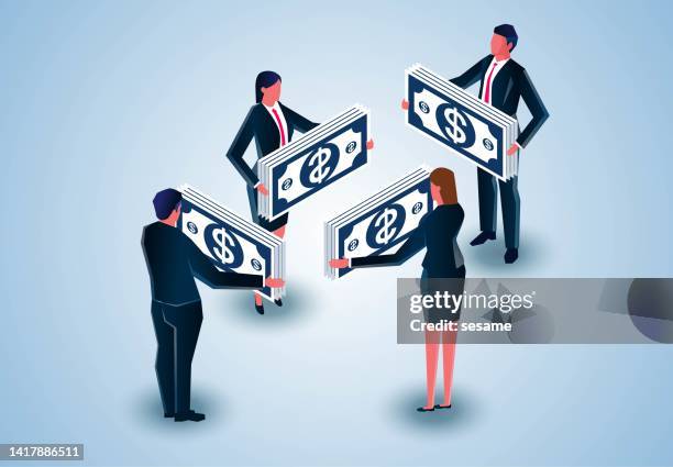 ilustrações, clipart, desenhos animados e ícones de empresário isométrico e empresária segurando uma grossa pilha de cédulas nas mãos, seguro de negócios, seguro de investimento e conceito de armazenamento de dinheiro - fundo mútuo de investimento