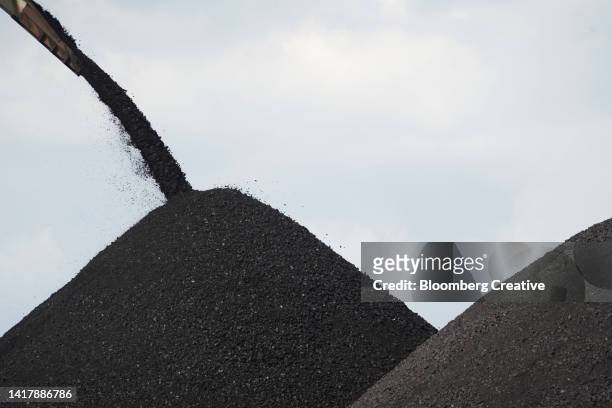 piles of coal - 褐炭 ストックフォトと画像