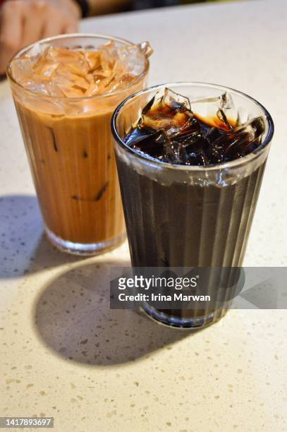 thai milk tea and thai iced coffee - cafeïne stockfoto's en -beelden