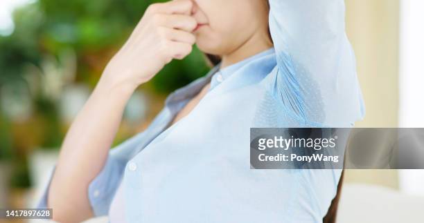 汗をかく女の子の臭い脇の下 - 悪臭 ストックフォトと画像
