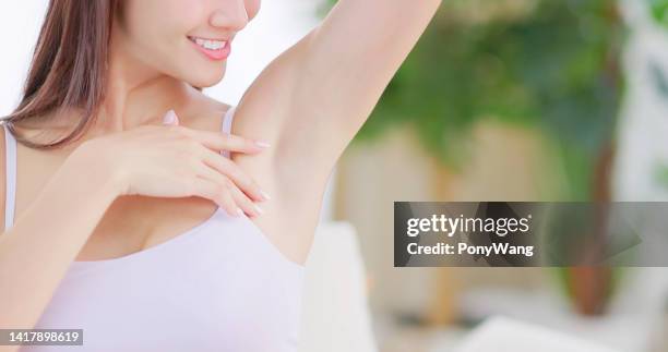 fille touchant son aisselle - laser photos et images de collection