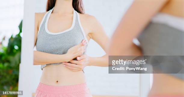 girl touching her chest - aumento dos seios imagens e fotografias de stock