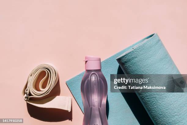 yoga props - exercise mat, bottle of water and belt. - accessory stockfoto's en -beelden