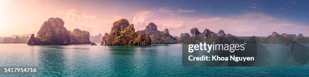 vista aerea del tramonto e dell'alba vicino all'isola rocciosa, alla baia di halong, al vietnam, al sud-est asiatico. patrimonio mondiale dell'unesco. crociera in barca spazzatura a ha long bay. - baia di ha long foto e immagini stock