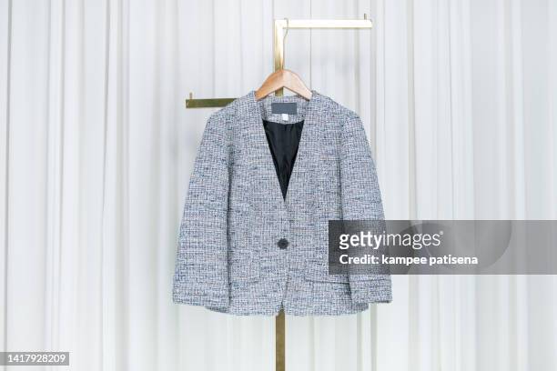 grey blazer hanging in home - blazer jacket 個照片及圖片檔