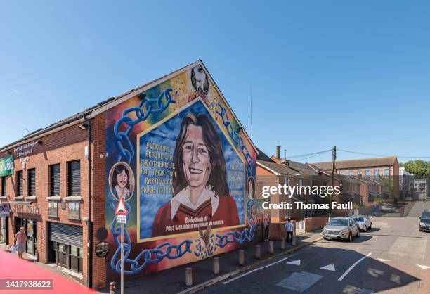 painted murals on the side of buildings in belfast - belfast stock pictures, royalty-free photos & images