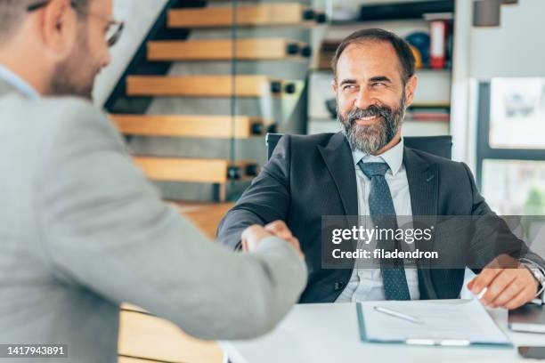 handschlag für das neue abkommen - handshake business zwei personen stock-fotos und bilder