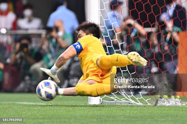 Shusaku Nishikawa of Urawa Red Diamonds makes a save at the penalty shootout following the AFC Champions League semi final between Jeonbuk Hyundai...