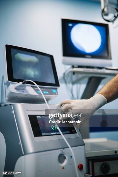 médico preparando equipamentomédico para a operação - colonoscopy - fotografias e filmes do acervo