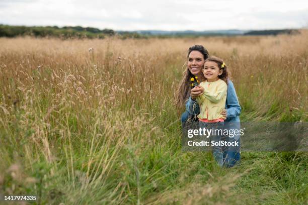 raccogliere fiori con la mamma - i-love-you-frase-inglese foto e immagini stock