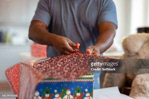 wrapping christmas presents - polio stockfoto's en -beelden