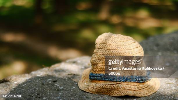 close-up of hat on rock - straw ストックフォトと画像