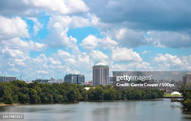 scenic view of river by buildings against sky,montgomery,alabama,united states,usa - montgomery alabama stockfoto's en -beelden