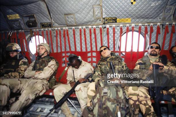 Afganistan, aprile 2003. Militari italiani e USA in elicottero.