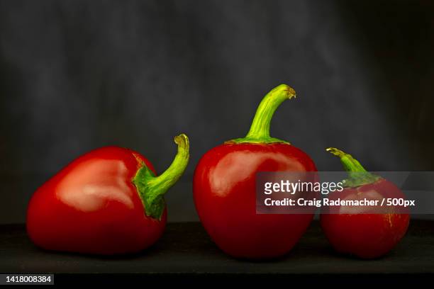 close-up of bell peppers on table,peoria,oregon,united states,usa - pimientos stock-fotos und bilder