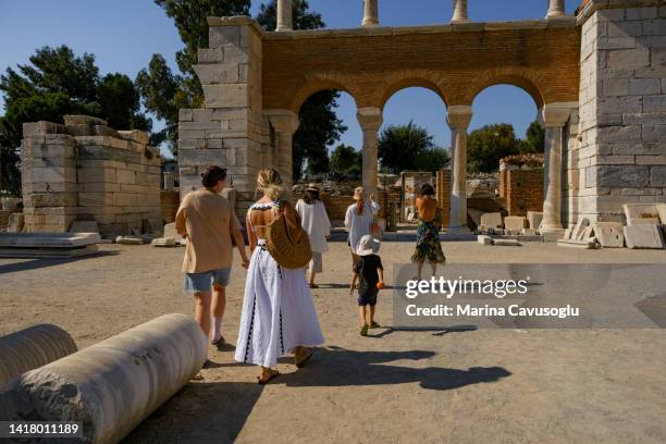 group of tourists listening to the guide in ancient greek museum. - actividad fotografías e imágenes de stock