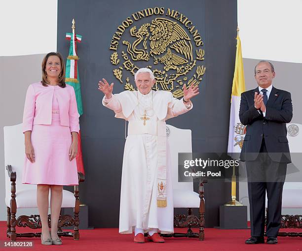 Pope Benedict XVI is welcomed by Mexican President Felipe Calderon and his wife Margarita Zavala, upon his arrival at Silao's international airport...