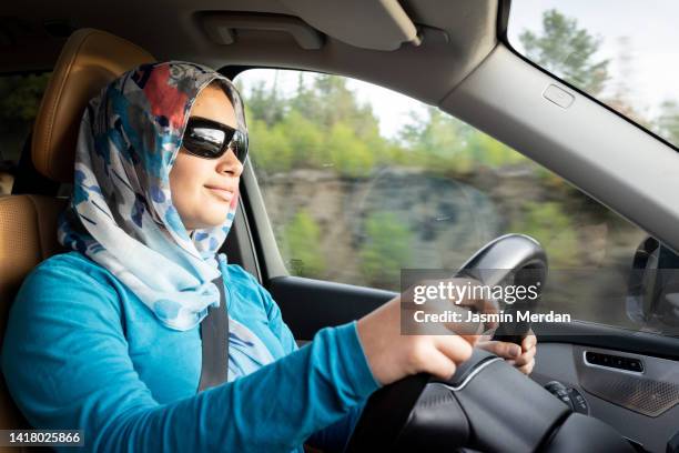 young middle eastern woman driving car - arab woman driving stockfoto's en -beelden