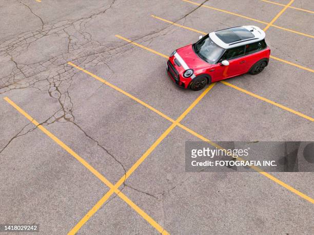 2023 mini cooper jcw auf öffentlichem parkplatz - car parked stock-fotos und bilder