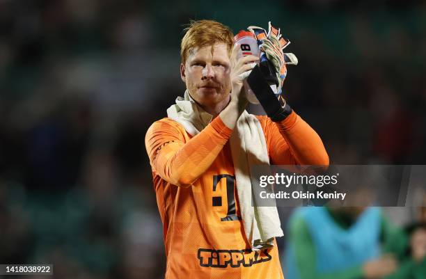 Adam Bogdan of Ferencvaros applauds the fans after the UEFA Europa League Play Off Second Leg match between Shamrock Rovers and Ferencvaros at...