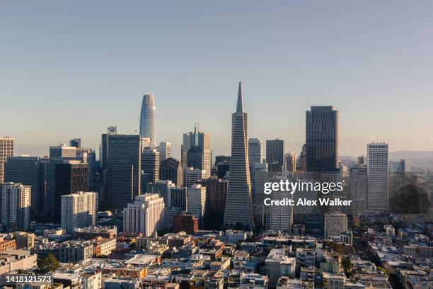 san francisco financial district skyline - vale do silício - fotografias e filmes do acervo