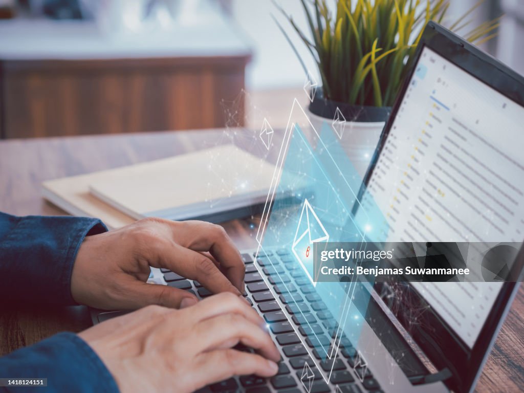 A pessoa envia ou recebe e-mails do ícone de notificação pelo laptop. Marketing por SMS na caixa, comunicação online.