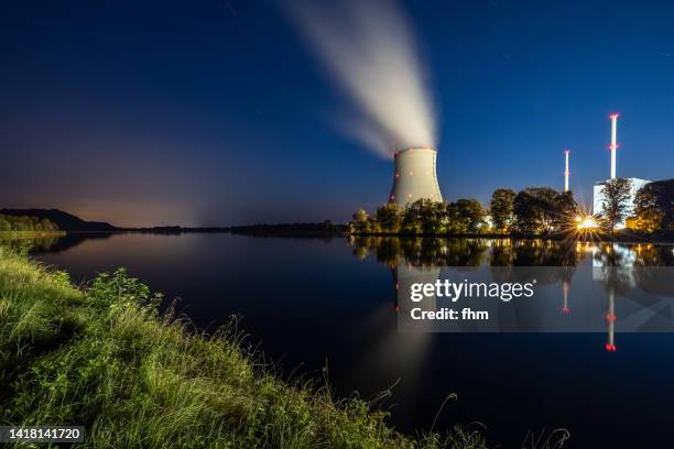 nuclear power plant isar 2 at blue hour (bavaria, germany) - río isar fotografías e imágenes de stock