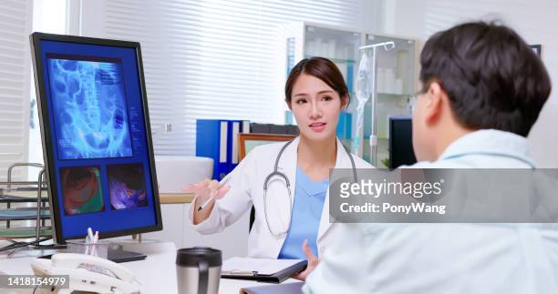 médico explica radiografía de colon - colon cancer fotografías e imágenes de stock