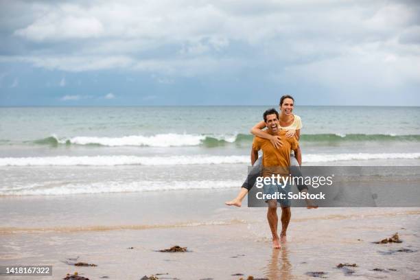 piggyback sulla spiaggia - i-love-you-frase-inglese foto e immagini stock