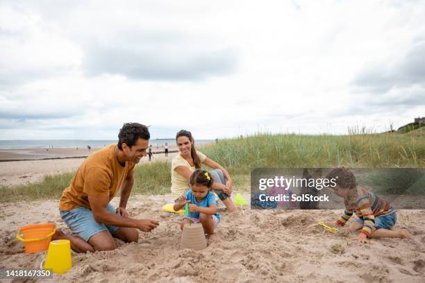 sandburgen bauen macht spaß - kind sandburg stock-fotos und bilder