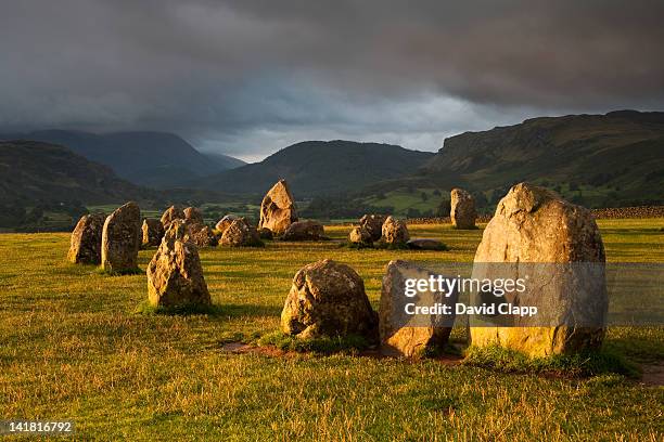 dawn at castlerigg stone circle in the lake district, cumbria, england, uk - castlerigg stone circle stock-fotos und bilder