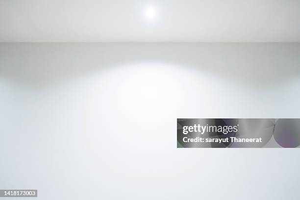 white wall background with lights - gallery space empty stock pictures, royalty-free photos & images