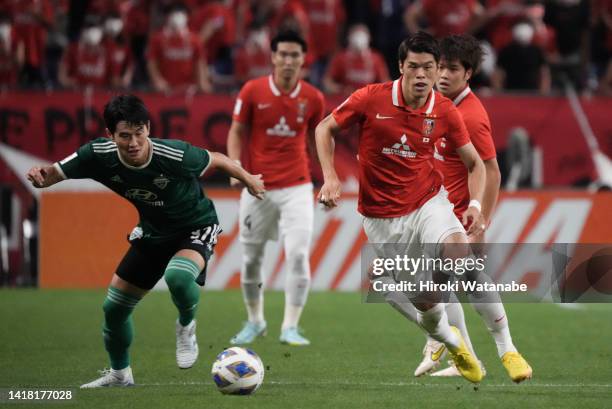 Hiroki Sakai of Urawa Red Diamonds and Kim Jingyu of Jeonbuk Hyundai Motors compete for the ball during the AFC Champions League semi final between...