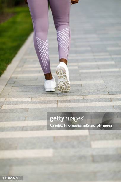 通りを歩く女�性の後ろからのクローズアップビュー。 - female foot models ストックフォトと画像