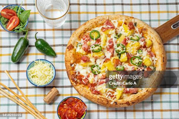 pizza pineapple ham - hawaiian pizza stock pictures, royalty-free photos & images