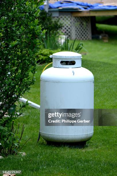 gas cylinder in backyard - tanque de combustível parte de veículo - fotografias e filmes do acervo