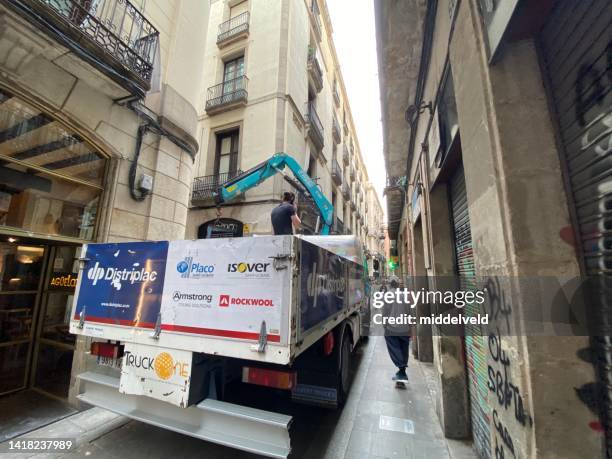 camión en las estrechas calles de barcelona - unloading fotografías e imágenes de stock