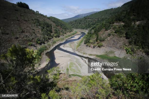 Low flow reservoir run at 26 August 2022 in Negueira de Muñiz, Lugo, Galicia, Spain. The Grandas de Salime reservoir, on the Navia river basin, is at...