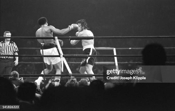 American boxer Muhammad Ali fights Uruguayan Alfredo Evangelista in a Heavyweight Championship bout at the Capital Centre, Landover, Maryland, USA,...