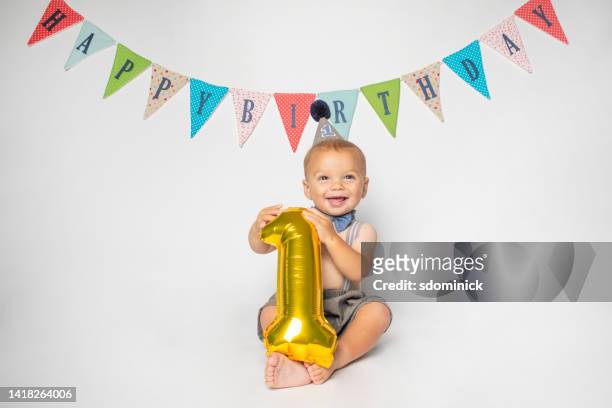 one year old baby boy celebrating first birthday - eerste verjaardag stockfoto's en -beelden