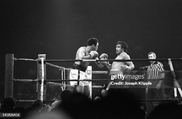 American boxer Muhammad Ali fights Uruguayan Alfredo Evangelista in a Heavyweight Championship bout at the Capital Centre, Landover, Maryland, USA,...