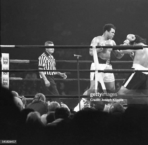 American boxer Muhammad Ali fights Uruguayan Alfredo Evangelista in a Heavyweight Championship bout at the Capital Centre, Landover, Maryland, USA,...