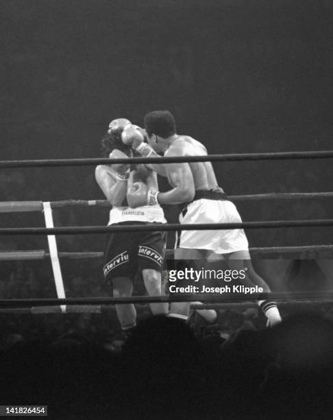 American boxer Muhammad Ali fights Uruguayan Alfredo Evangelista in a Heavyweight Championship bout at the Capital Centre, Landover, Maryland, USA,...