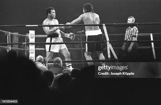 American boxer Muhammad Ali fights Uruguayan Alfredo Evangelista in a Heavyweight Championship bout at the Capital Centre, Landover, Maryland, USA,...