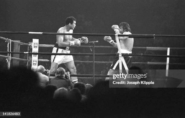 American boxer Muhammad Ali fights Uruguayan Alfredo Evangelista in a Heavyweight Championship bout at the Capital Centre, Landover, Maryland, USA,...