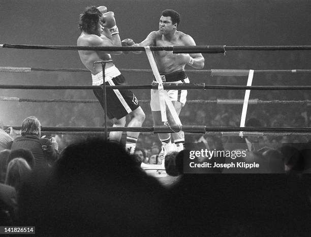 American boxer Muhammad Ali fights Uruguayan Alfredo Evangelista in a Heavyweight Championship bout at the Capital Centre, Landover, Maryland, USA,...